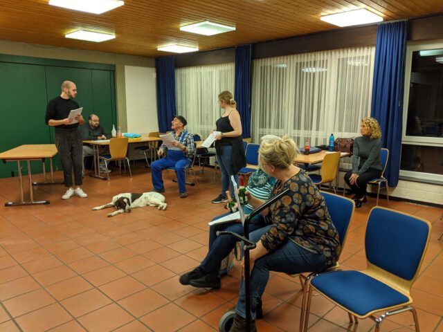 Die Proben im Sozialzentrum laufen. Vereinshund Hilda ist allerdings keine große Unterstützung...😅😂 #theater #rodgau #rodgauerleben #gemeinsamlachen #niederroden