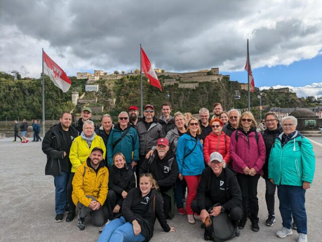 Ende September war unser jährlicher Vereinsausflug. Wir haben uns die Festung Ehrenbreitstein angeschaut, sind weiter gefahren nach Koblenz und waren am deutschen Eck. Anschließend ging es zum Weingut Schwaab in Güls zur Weinprobe im Felsenkeller. Nach guten Tropfen gab es noch einen Spaziergang in den Weinbergen, bevor es zur Verkostung vom Federweißer ging. Wir hatten wie immer super viel Spaß! #Ausflug #theater #weingut #gutezeit