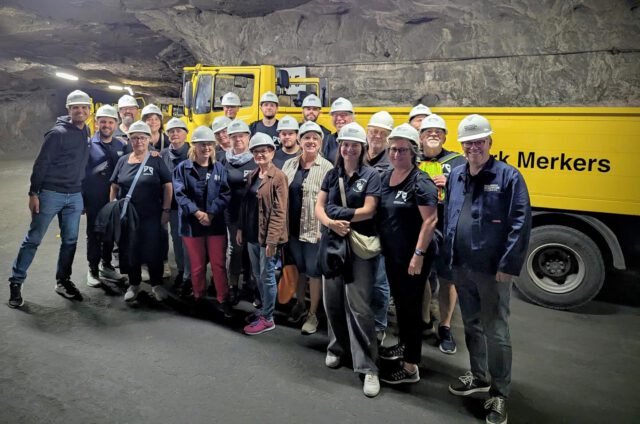 „Glück auf“
Dieses Jahr ging es zum Erlebnis-Bergwerk Merkers. Auf dem Weg haben wir einen kurzen Zwischenstopp am Point Alpha gemacht. Danach ging es Unter Tage. Wir haben sehr viel über die Arbeit im Bergwerk gelernt, gleichzeitig aber auch viel gelacht. Die fahrt mit den Pritschenwagen ist ein Highlight. Wieder Über Tage ging es nach Kaffee und Kuchen weiter zum Abendessen ins Fuldaer Haus. Ein gelungener Ausflug! #niederroden #theater #vereinsausflug #merkersbergwerk #merkers #rodgau @erlebnisbergwerkmerkers